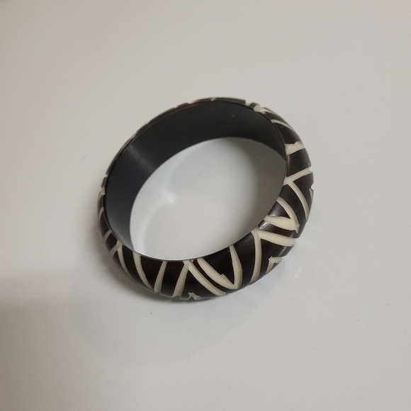 Carved chevron patterned dark brown vintage  bangle bracelet - Picture 2 of 7